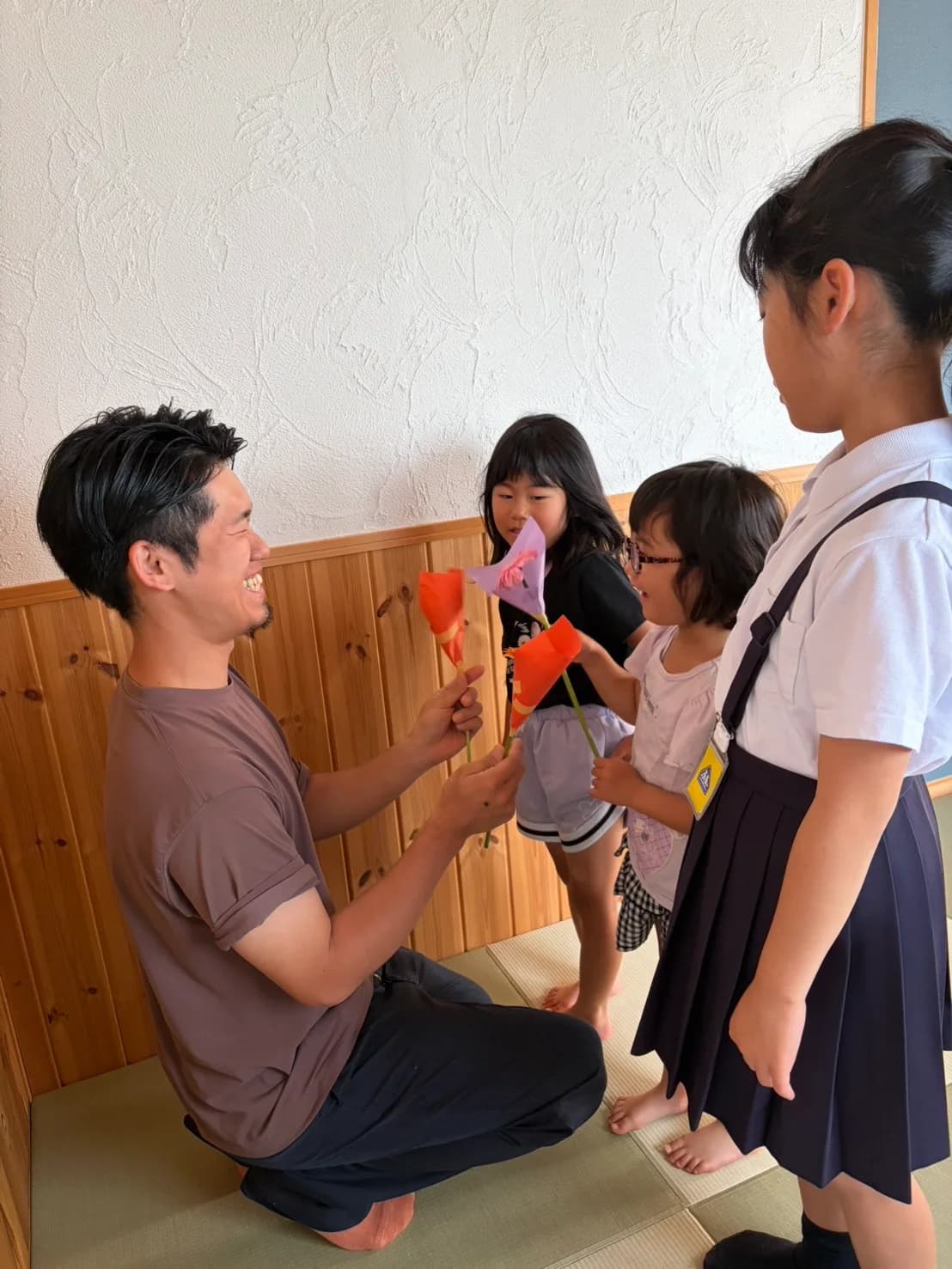 子どもたちに花を手渡す花育の様子